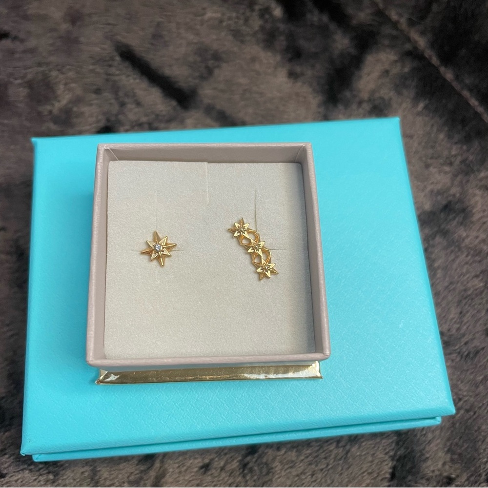 Unique Gold Tone Star Earrings with Rhinestone Detailing!!π - Picture 2 of 3